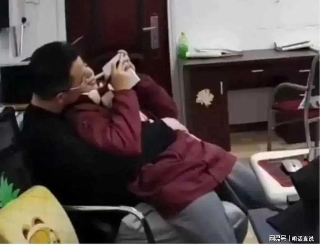 在办公室搂抱亲昵这样的必须踢出教师队伍PG电子麻将胡了2模拟器中学老师与女生(图2)